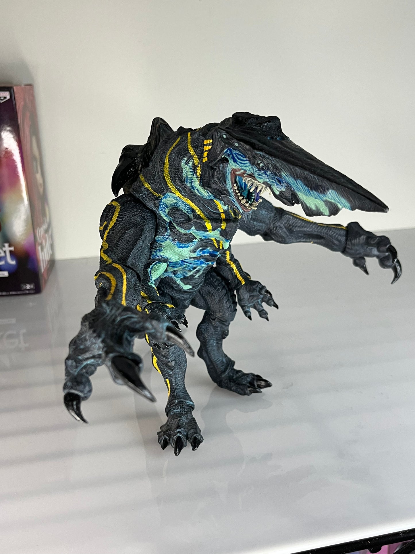 NECA Pacific Rim Kaiju Knifehead Battle Damage Figure